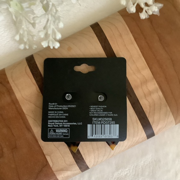 Tortoiseshell Earrings - Picture 8 of 8